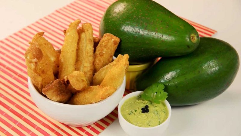 Rolinho de queijo com molho de Abacate